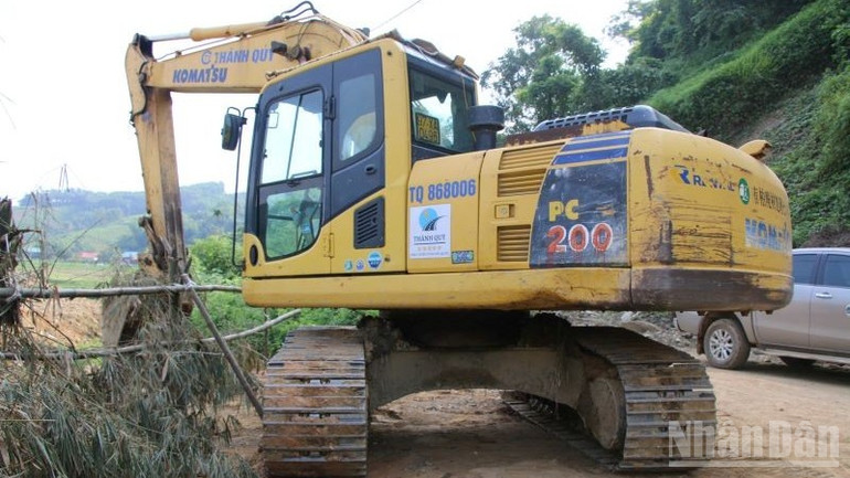 Nhà thầu huy động nhân lực, thiết bị lên công trường nhưng chỉ thi công cầm chừng do vướng mặt bằng. ndo_br_888-7249.jpg