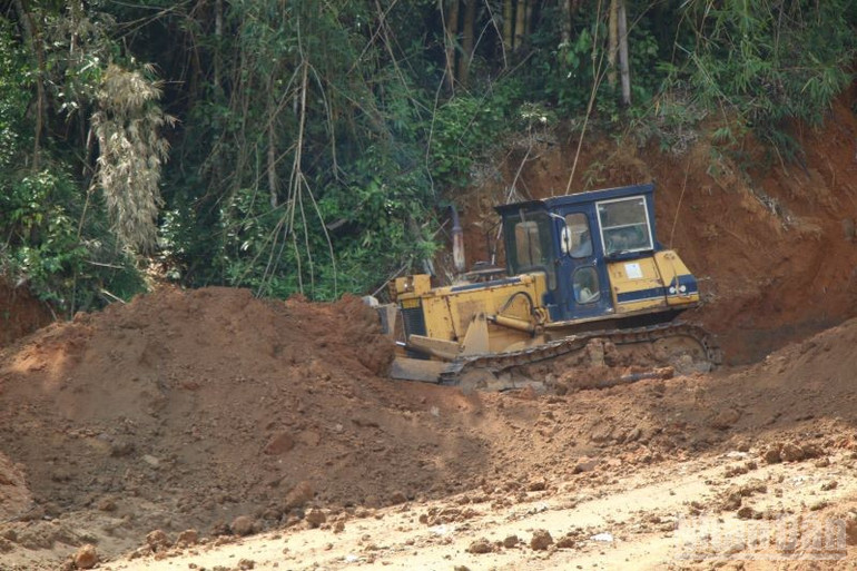 Do công địa bàn giao không liền mạch, các nhà thầu chỉ thi công được hạng mục cầu, cào bóc lớp hữu cơ nền đường… ndo_br_999.jpg