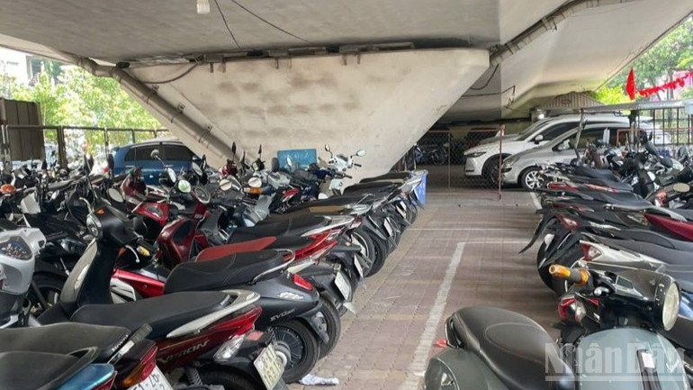 Hà Nội yêu cầu di dời các bãi trông giữ xe dưới gầm cầu trước ngày 30/10/2025. ndo_br_gen-h-z6976190946851-116b5dabee290c2877b0c5a2f0f7e9ed-5132.jpg