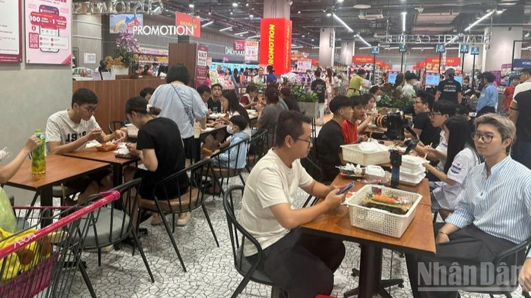 Người tiêu dùng cũng có xu hướng ngày càng quan tâm đến sự tiện lợi, chất lượng và an toàn thực phẩm. ndo_br_gen-h-z7073243228398-0e39a877ebcb5a180f5274bff78fa066-2487.jpg