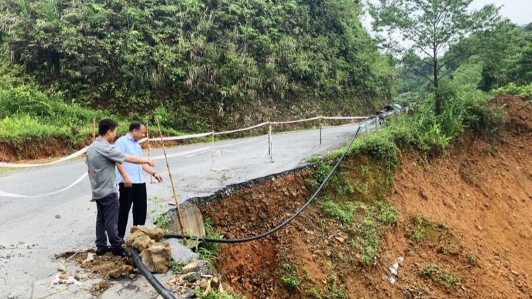 Một đoạn đường tại Cao Bằng bị sạt lở sau mưa lũ. sat-lo-tai-nguyen-binh-cb-6504.jpg