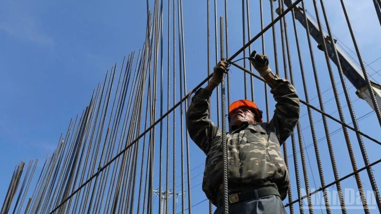 Các nhà thầu đang tập trung tối đa nhân lực, thiết bị để bù lại phần việc bị chậm, ưu tiên thi công đoạn tuyến đã sẵn sàng mặt bằng, điều chỉnh lại kế hoạch tổ chức thi công theo hướng khoa học và hiệu quả hơn. ndo_br_z6867665217184-20a9dcdbf18de565c0dc6e9a26e37e3e-9831.jpg