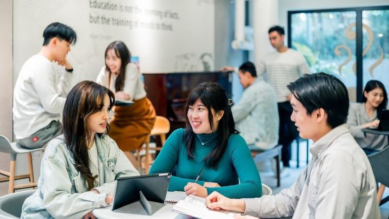 Nền giáo dục tiên tiến của Hồng Kông (Trung Quốc) đang ngày càng thu hút giới trẻ. image001-1728.jpg
