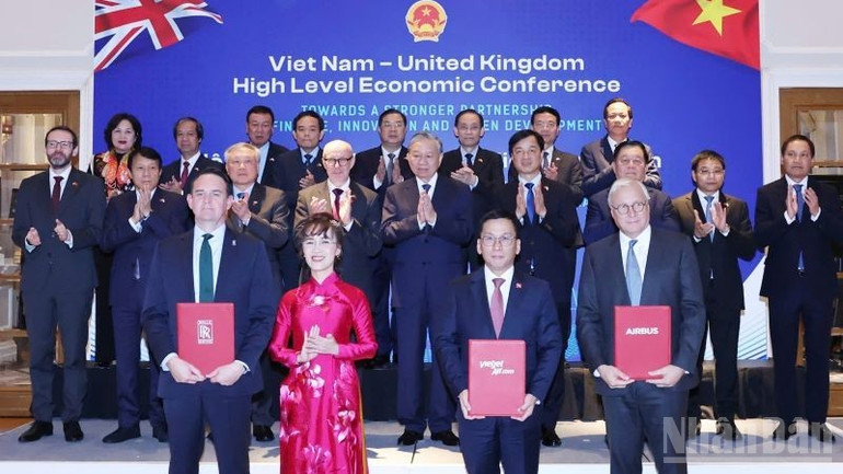 Tổng Bí thư Tô Lâm (giữa) chứng kiến Vietjet trao hợp đồng với Rolls-Royce tại Hội nghị Kinh tế cấp cao Việt Nam-Anh. ndo_br_photo-4-7766.jpg