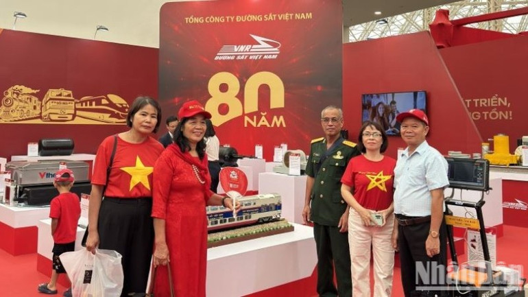 Người dân hào hứng tham quan gian trưng bày của Tổng công ty Đường sắt Việt Nam. ndo-br-z6953038228347-efc77d997b2cccd963907fc6c4d71f7a-6862.jpg