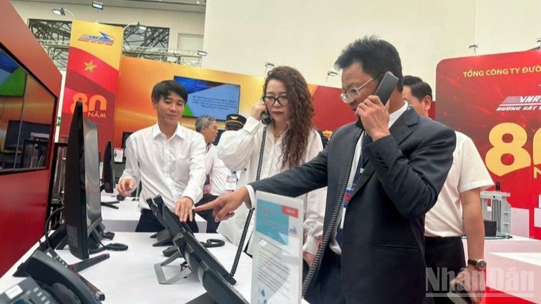 Chủ tịch Hội đồng thành viên Tổng công ty Đường sắt Việt Nam Đặng Sỹ Mạnh kiểm tra gian trưng bày của đơn vị. ndo_br_sa2-2829.jpg