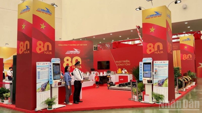Phân khu trong nhà với nhiều sản phẩm ra đời từ bàn tay, khối óc sáng tạo của người lao động ngành đường sắt. ndo_br_z6953038222322-55b2cf36a753084df11e142f7a7d3288-475.jpg