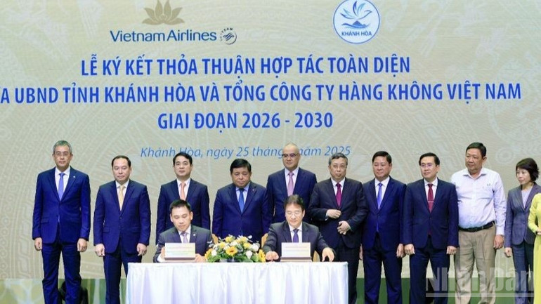 Vietnam Airlines sẽ tăng cường quảng bá hình ảnh Khánh Hòa trên hệ sinh thái truyền thông của Hãng. ndo_br_3-thoa-thuan-giua-vietnam-airlines-va-tinh-khanh-hoa-se-gop-phan-thuc-day-phat-trien-du-lich-hanh-khong-va-xuc-tien-dau-tu-thuong-mai-5984.jpg