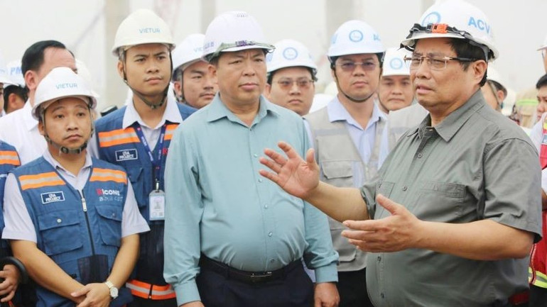 Thủ tướng Phạm Minh Chính trong một lần đi thị sát tiến độ thi công Cảng Hàng không quốc tế Long Thành. thu-tuong-pham-minh-chinh-17333839181821448579234-8763.jpg