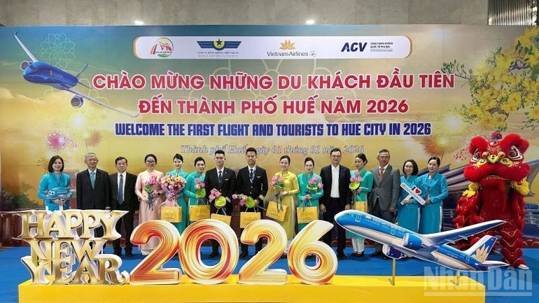 ndo_br_32-to-bay-cua-vietnam-airlines-trong-chuyen-bay-dau-tien-nam-2026-ha-canh-xuong-cang-hkqt-phu-bai-duoc-tang-hoa-chao-mung-9184.jpg