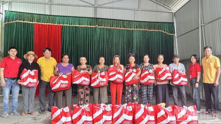 Đoàn công tác của GO! Vinh mang 200 phần quà trao tận tay người dân xã Châu Khê (tỉnh Nghệ An). ndo_br_go-1-1665.jpg