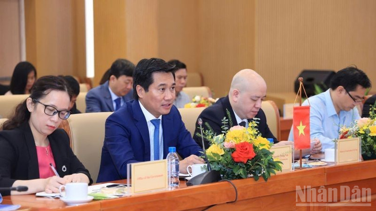 Thứ trưởng Xây dựng Nguyễn Tường Văn (comple xanh) phát biểu. ndo_br_gen-h-z6949106152469-4ddeca9dc0cb4010afe3c71b8349f8d5-4932.jpg