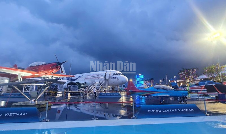 Không gian ngoài trời, sắp đặt 4 mô hình tàu bay thực tế đại diện cho từng giai đoạn hình thành phát triển của ngành hàng không Việt Nam. ndo_c_0d931701e0426b1c3253.jpg