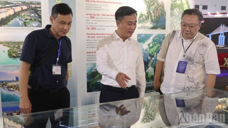 Thứ trưởng Xây dựng Nguyễn Việt Hùng (giữa) kiểm tra tiến độ thi công các hạng mục tham gia triển lãm của ngành xây dựng. ndo_br_thu-truong-nguyen-viet-hung-di-kiem-tra-tien-do-trien-lam-bo-xay-dung-5047.jpg