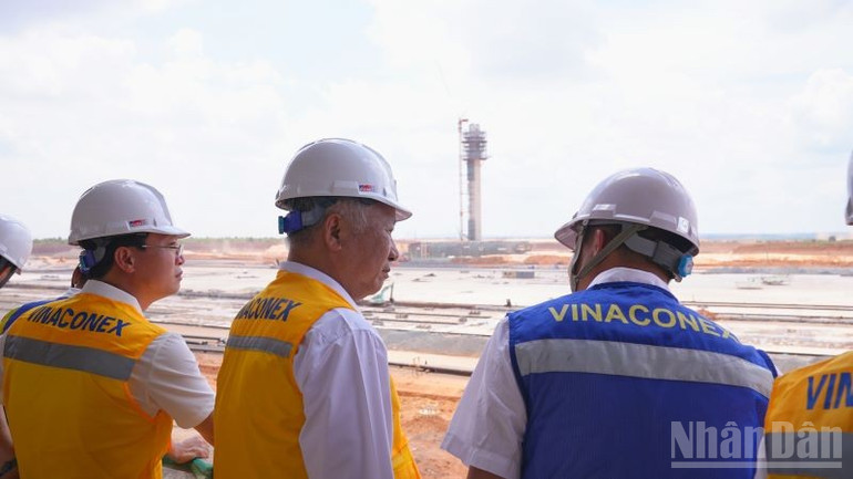 Lãnh đạo Vinaconex thị sát thi công tại dự án Cảng Hàng không quốc tế Long Thành. ndo_br_12-3.jpg