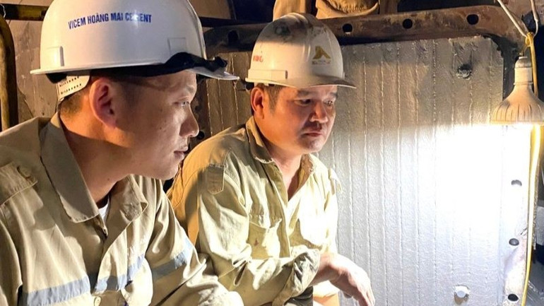 Giai đoạn 2020-2025, kỹ sư Lê Anh Dũng (trái) đã có hơn 10 sáng kiến, cải tiến kỹ thuật cho VICEM Hoàng Mai. le-anh-dung-trai-592.jpg