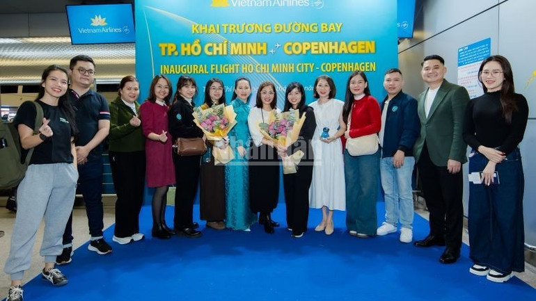 ndo_c_22-nhung-hanh-khach-dau-tien-tren-chuyen-bay-khai-truong-tphcm-copenhagen-dan-mach-3322.jpg