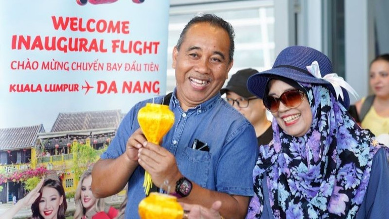 Hành khách vui mừng khi bay cùng Vietjet trên chuyến bay đầu tiên từ Đà Nẵng đến Kuala Lumpur. vj1-1658.jpg