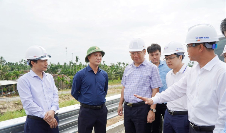 លោក ង្វៀន វៀតហ៊ុង អនុរដ្ឋមន្ត្រីក្រសួងសំណង់ (ស្លៀកអាវពណ៌ខៀវ ឈរនៅកណ្តាល) កំពុងត្រួតពិនិត្យវឌ្ឍនភាពនៃគម្រោង។ thu-truong-nguyen-viet-hung.jpg