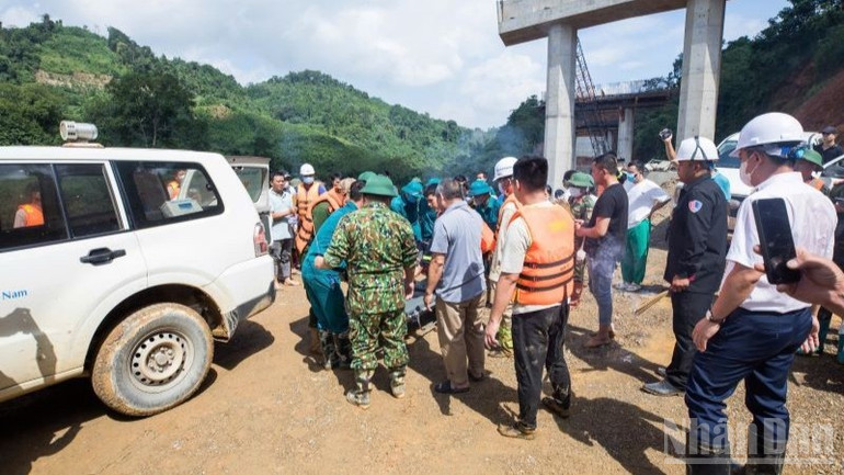 Tìm kiếm nạn nhân bị lũ cuốn trôi tại dự án đường cao tốc Đồng Đăng-Trà Lĩnh. ndo_br_5-1928.jpg