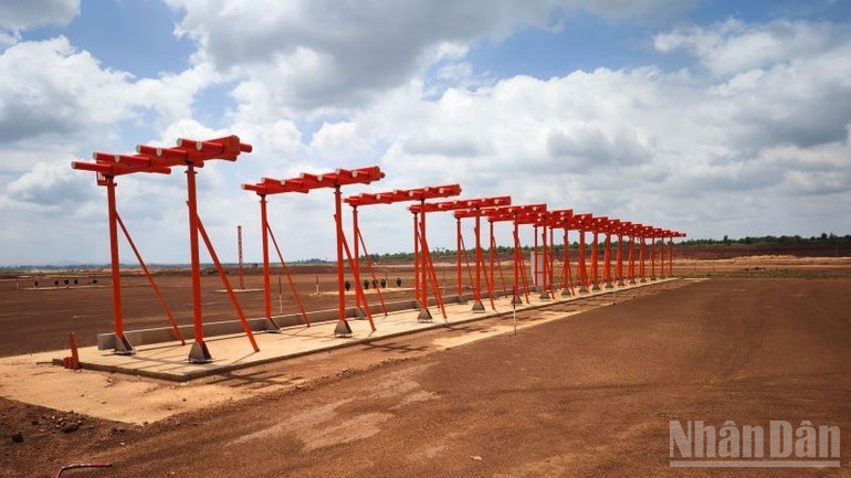 Dàn ăng-ten đài hướng (Localizer) thuộc hệ thống ILS/DME tại Cảng Hàng không quốc tế Long Thành. ndo_br_dan-ang-ten-dai-huong-localizer-6278.jpg