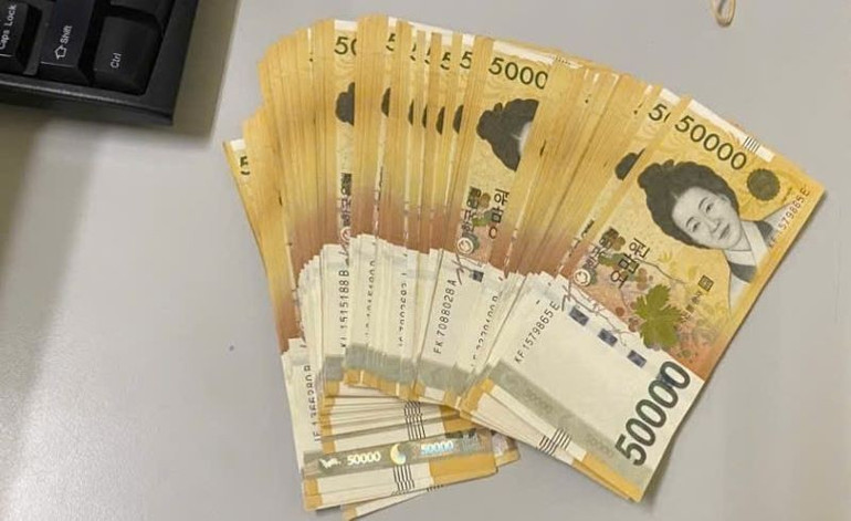 Bọc tiền được chị Tâm phát hiện chứa 5 triệu won (tương đương gần 100 triệu đồng). 7289046002fcb6a2efed.jpg