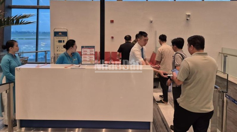 Hãng Vietnam Airlines hỗ trợ ekip bác sĩ thực hiện thủ tục hàng không nhanh chóng. ndo_c_2-vietnam-airlines-ho-tro-ekip-cac-bac-si-thuc-hien-thu-tuc-nhanh-chong.jpg