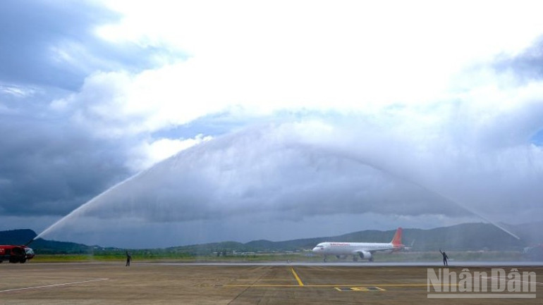 Máy bay được chào đón bằng nghi thức trang trọng của ngành hàng không. ndo_br_sun-phu-quoc-airways1-9031.jpg