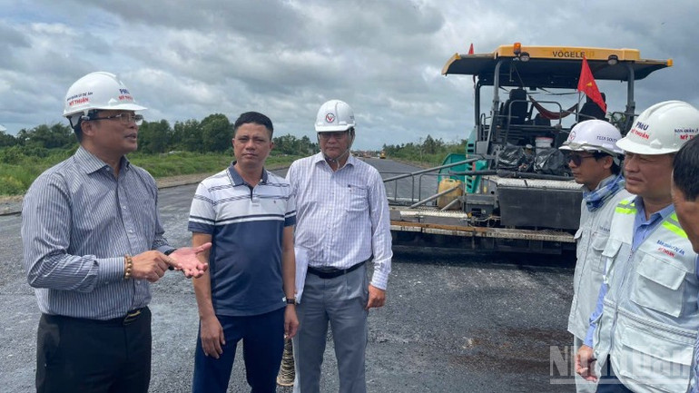 Ông Trần Văn Thi, Giám đốc Ban Quản lý dự án Mỹ Thuận thị sát công trường đường cao tốc Hậu Giang-Cà Mau. ndo_br_o-thi-5596.jpg