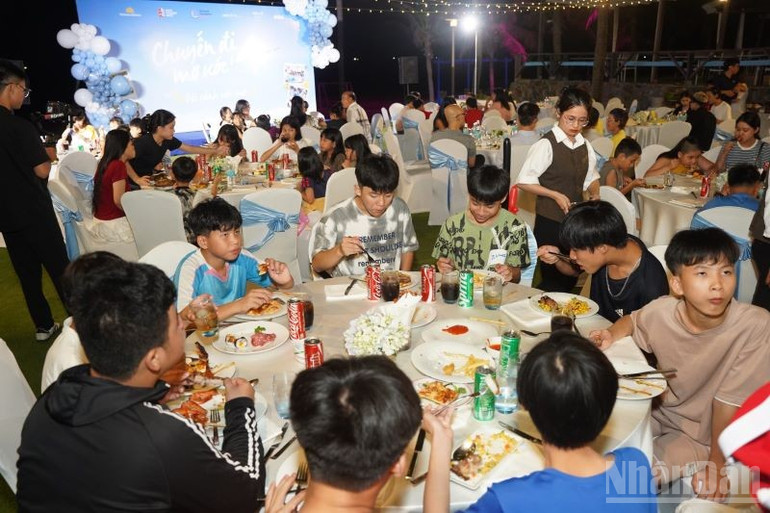 Không gian ấm cúng và rực rỡ của đêm Gala Dinner ngoài trời trong chương trình “Chuyến đi mơ ước 2025". ndo_br_toan-canh-khong-gian-am-cung-va-ruc-ro-cua-dem-gala-dinner-ngoai-troi-trong-chuong-trinh-chuyen-di-mo-uoc-2025.jpg
