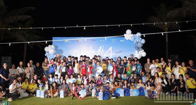 Toàn thể các em tham gia chương trình cùng đại diện Ban tổ chức chụp ảnh lưu niệm trong đêm Gala Dinner ngoài trời, khép lại hành trình “Chuyến đi mơ ước 2025” đầy cảm xúc và ý nghĩa. ndo_br_toan-the-cac-em-tham-gia-chuong-trinh-cung-dai-dien-ban-to-chuc-chup-anh-luu-niem-trong-dem-gala-dinner-ngoai-troi-khep-lai-hanh-trinh-chuyen-di-mo-uoc-2025-day-cam-xuc-va-y-nghia.jpg
