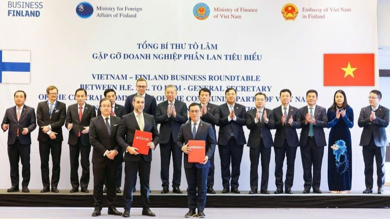 Tổng Bí thư Tô Lâm (giữa, hàng sau) chúc mừng Vietjet và Airways Aviation trao thỏa thuận phát triển nguồn lực hàng không quốc tế tại Phần Lan. photo-1-2-7883.jpg