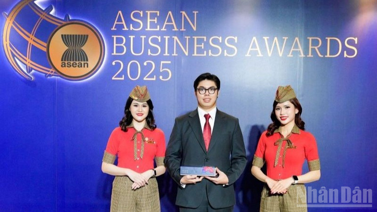 Đại diện Vietjet, Phó Giám đốc tài chính Nguyễn An Phú nhận giải "Doanh nghiệp xuất sắc nhất ngành du lịch Đông Nam Á" tại Giải thưởng Doanh nghiệp ASEAN 2025. ndo_br_photo-2-2-8285.jpg