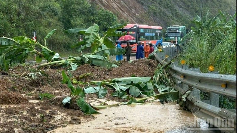 Do sạt lở nặng, giao thông trên Quốc lộ 14 ở cả phía thành phố Đà Nẵng và Quảng Ngãi đều rơi vào tình trạng kẹt cứng. ndo_br_lo-xo-1-1861.jpg