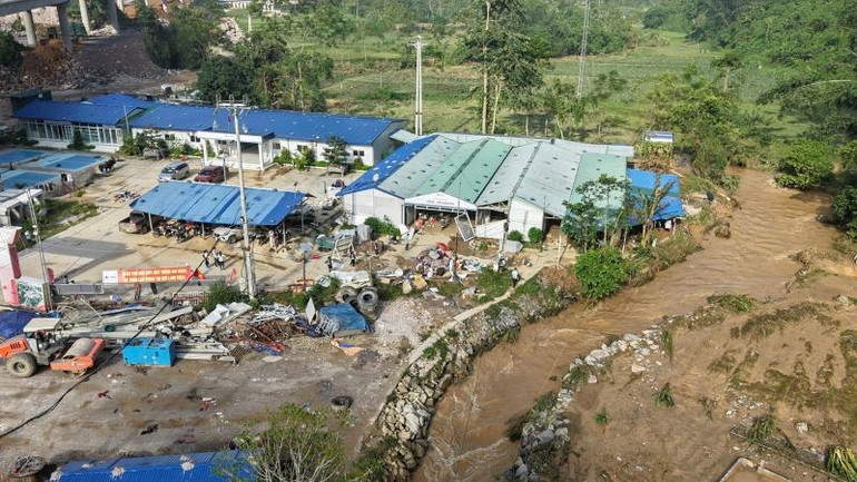 Con suối nhỏ bên cạnh Ban điều hành dự án vốn hiền hòa, chỉ phút chốc biến thành cơn lũ dữ. gen-h-z7079943868308-a591853d2289099478806e482e3fd2ca.jpg