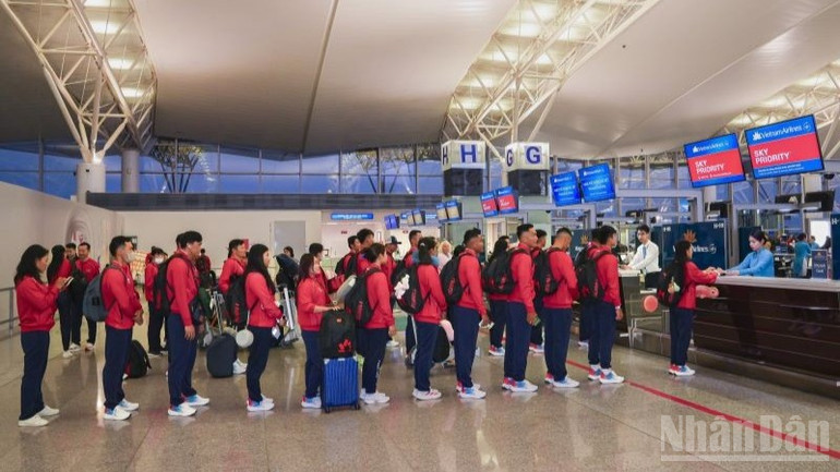 La délégation sportive vietnamienne s'est enregistrée dans la zone prioritaire de Vietnam Airlines à l'aéroport de Noi Bai avant de partir pour participer aux 33èmes Jeux d'Asie du Sud-Est. ndo_br_3-doan-the-thao-viet-nam-lam-thu-tuc-tai-khu-vuc-uu-tien-cua-vietnam-airlines-tai-san-bay-noi-bai-truoc-gio-len-duong-thi-dau-tai-sea-games-33-2930.jpg