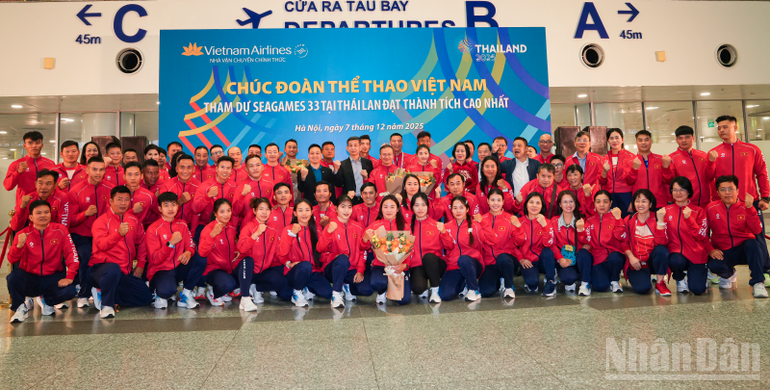 La délégation sportive vietnamienne a pris une photo souvenir lors de la cérémonie d'adieu organisée par Vietnam Airlines avant son départ pour les 33èmes Jeux d'Asie du Sud-Est. ndo_br_2-doan-the-thao-viet-nam-chup-anh-luu-niem-tai-le-tien-doan-do-vietnam-airlines-to-chuc-truoc-khi-len-duong-tham-du-sea-games-33.png