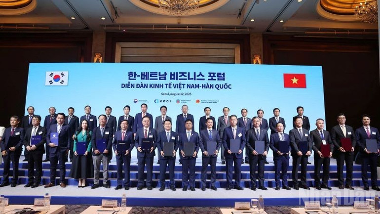 Ông Nguyễn Chiến Thắng, Phó Tổng Giám đốc Vietnam Airlines trao biên bản hợp tác với Korean Air trong lĩnh vực bảo dưỡng tàu bay và vận chuyển hàng hóa. ndo_br_2-ong-nguyen-chien-thang-ptgd-vietnam-airlines-trao-bien-ban-hop-tac-voi-korean-air-trong-linh-vuc-bao-duong-tau-bay-va-van-chuyen-hang-hoa-6448.jpg