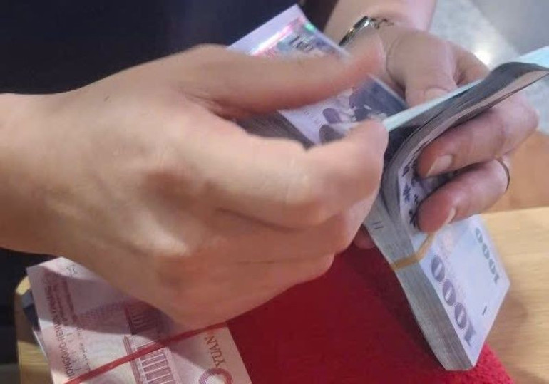 Trong ba-lô của hành khách Syun chứa khoảng 100.000 nhân dân tệ (tương đương 365 triệu đồng). 493907455-1129637252537106-4401810236346334764-n-1.jpg