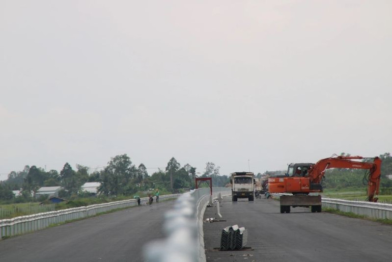 Đoạn tuyến cao tốc từ Cần Thơ đến Cà Mau được ấn định thời gian hoàn thành vào tháng 12 tới, đặt ra bài toán áp lực tiến độ rất lớn đối với chủ đầu tư và các nhà thầu. ct-cm.jpg