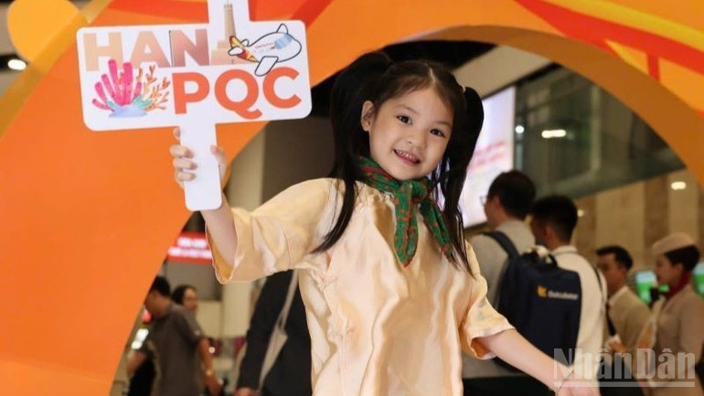 Hành khách hào hứng đi chuyến bay đầu tiên của SPA. ndo_br_img-3944-2845.jpg