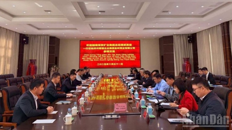 Đoàn công tác trao đổi ý kiến, học hỏi kinh nghiệm với Lãnh đạo và các chuyên gia kỹ thuật của Công ty Khai thác than Kim Lĩnh. ndo_br_img-1948-2191.jpg