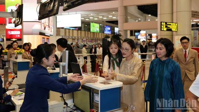 Hành khách của SPA làm thủ tục hàng không. ndo_br_img-3942-1408.jpg