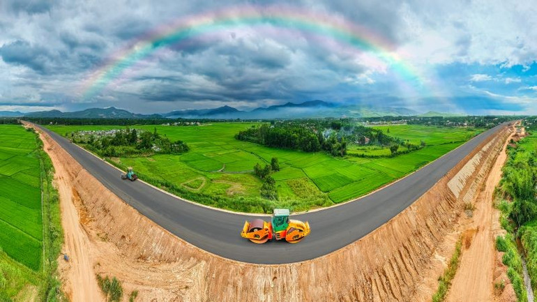 Các nhà thầu thi công dự án đang huy động phương tiện, thiết bị, vật tư, nhân lực tập trung tăng tốc thi công, đẩy nhanh tiến độ theo yêu cầu. untitled-3.jpg
