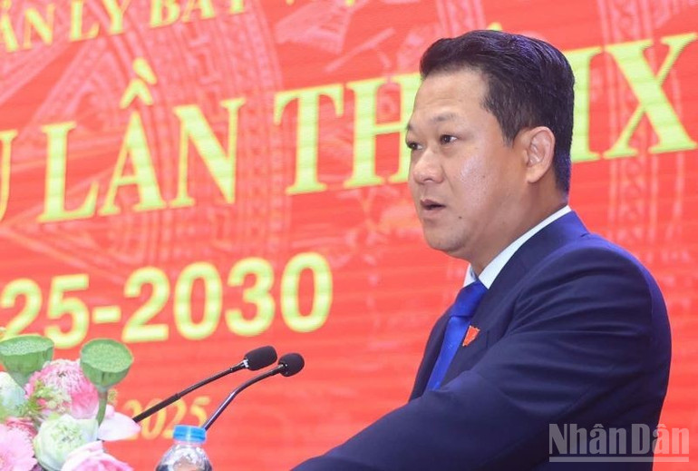 Ông Lê Hoàng Minh, Bí thư Đảng ủy, Chủ tịch Hội đồng thành viên VATM trình bày báo cáo chính trị. ndo_br_gen-h-o-minh.jpg