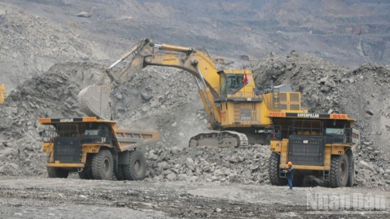 Tập đoàn đã phát huy nội lực khai thác tối đa sản lượng, than-khoáng sản kết hợp với điều hành nhập khẩu than hợp lý, đáp ứng nhu cầu than-khoáng sản cho các khách hàng. ndo_br_gen-h-z6756358100623-d35bdee517c3d28980820b0409418b81-1184.jpg