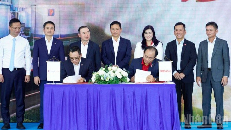 Phó Tổng giám đốc Thường trực Vietjet Tô Việt Thắng (phải) và Tổng Giám đốc Petrolimex Aviation Nguyễn Văn Học (trái) ký thỏa thuận hợp tác tiêu thụ nhiên liệu hàng không bền vững SAF. ndo_br_a2-9224.jpg