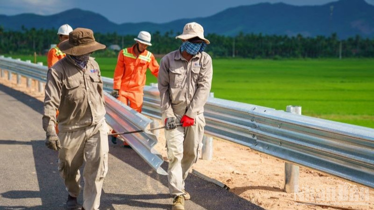 Các nhà thầu đang triển khai thi công lắp đặt hộ lan, biển báo, lưới chống chói,… ndo_br_untitled-13-327.jpg