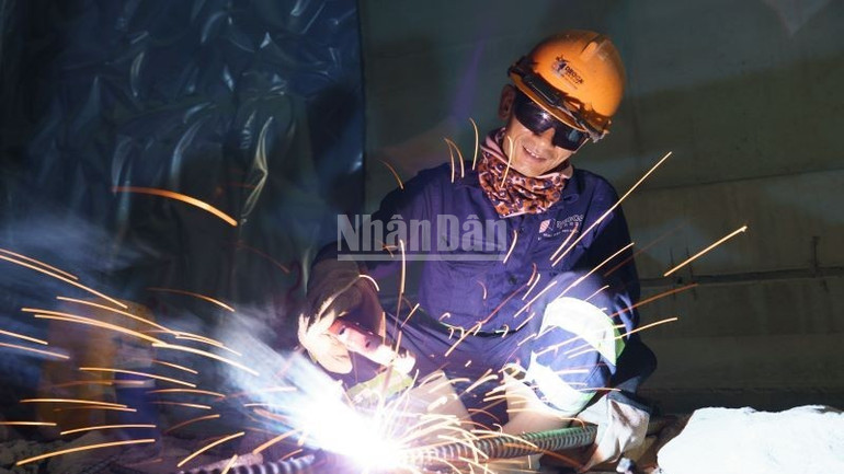 Các nhà thầu đang triển khai 50/50 mũi thi công với 3.000 nhân sự và 1.100 thiết bị; tổng sản lượng đến nay đạt khoảng 10.250 tỷ đồng, tương đương 77% tổng khối lượng. ndo_c_untitled-160-1224.jpg
