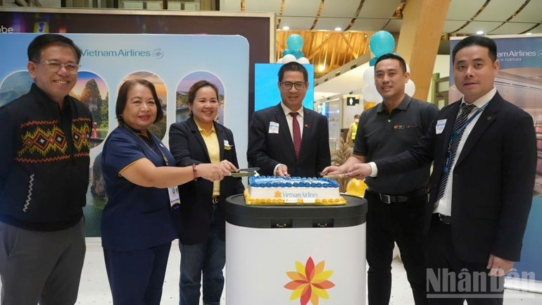 ndo_br_vietnam-airlines-da-thuc-hien-cat-banh-khai-truong-duong-bay-thang-han-ceb-voi-su-tham-du-cua-ong-lai-thai-binh-dai-su-viet-nam-tai-philippines-dai-dien-bo-du-lich-philippine-va-nha-chuc-trach-san-bay-cebu-2572.jpg